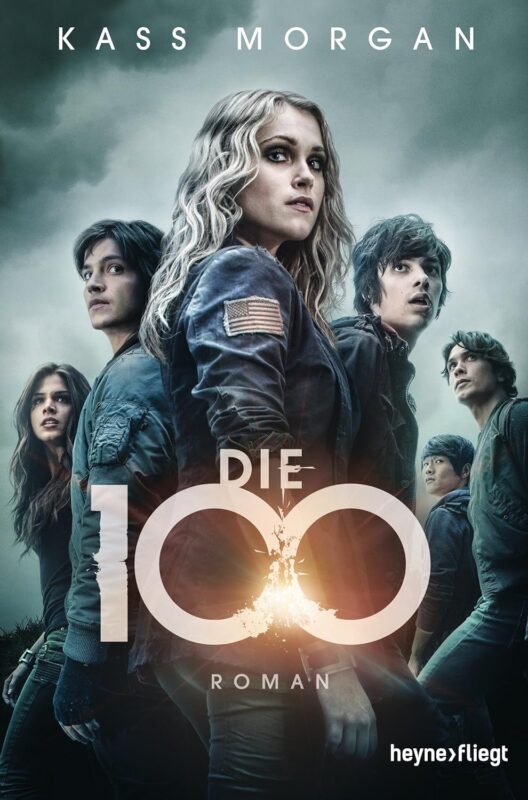 Buchcover von 'Die 100' von Kass Morgan mit fünf Charakteren in dramatischer Pose vor einem grauen Hintergrund.