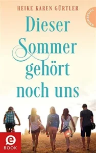 Der Buchcover „Dieser Sommer gehört noch uns“ von Heike Karen Gürtler zeigt einen beigen Hintergrund mit türkisfarbener Schrift und Menschen in Rückenansicht.