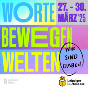 Ein bunt gestaltetes Werbeplakat für die Leipziger Buchmesse 2025. Der Hintergrund besteht aus Farbverläufen in Blau, Lila und Gelb. Große, farbige Buchstaben formen den Slogan „WORTE BEWEGEN WELTEN“. Oben rechts stehen das Datum „27.–30. MÄRZ '25“ in lila Schrift auf grauem Hintergrund. Auf der rechten Seite ist eine handschriftlich wirkende Notiz in einem schwarzen Kreis mit den Worten „WIR SIND DABEI!“. Unten links befindet sich das Logo der Leipziger Messe, unten rechts das Logo der Leipziger Buchmesse mit einem offenen Buch und einer Krone.