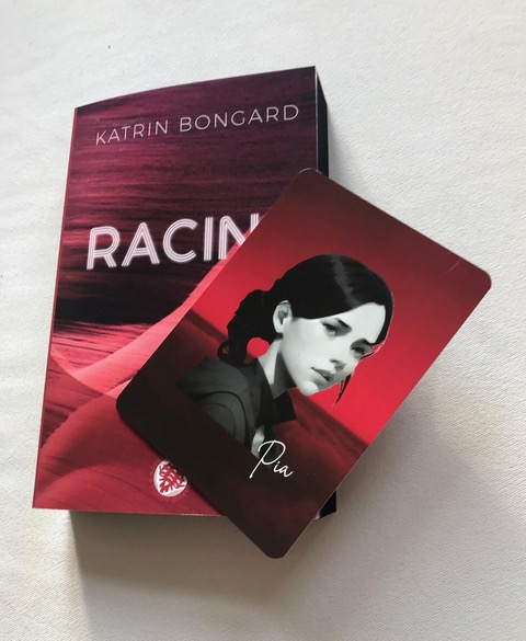 Buchcover von Racine von Katrin Bongard und eine Charakterkarte mit dem Bild von Pia.