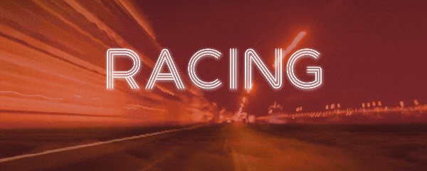 Eine Annimierte Grafik mit den in weißer schrift gestalteter Titel "Racing", darunter steht in weißer Schrift New Adult, welches ins Bild "fährt". Im Hintergrund sieht es aus, dass man eine Straße entlangrast, der Hintergrund ist rot gehalten.