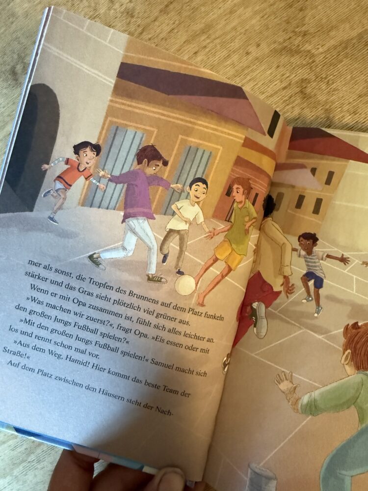 Illustration von mehreren Kindern, die auf einem Platz Fußball spielen, während sie miteinander interagieren.