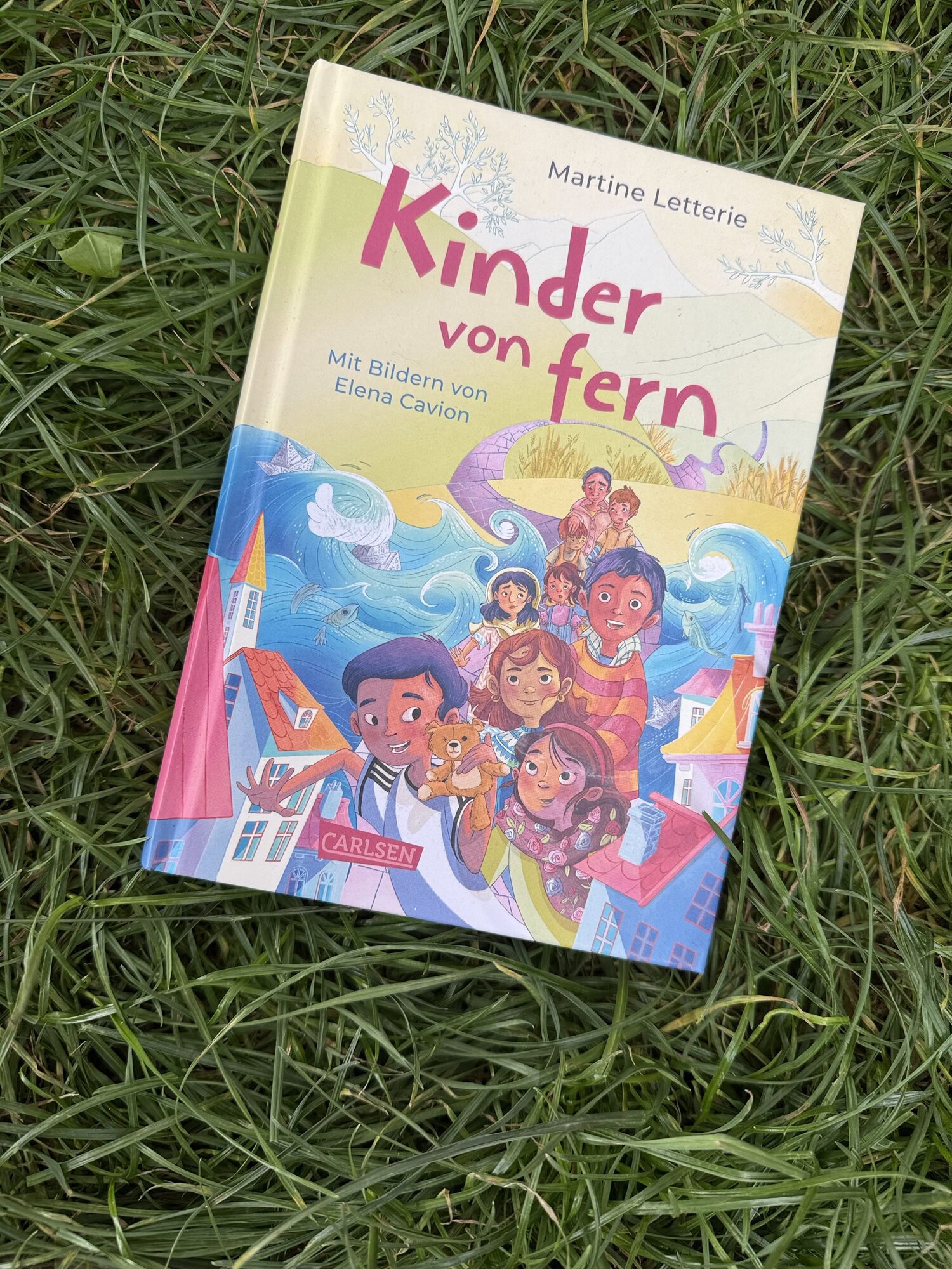 Buchcover von 'Kinder von fern' von Martine Letterie, mit Illustrationen von Elena Cavion