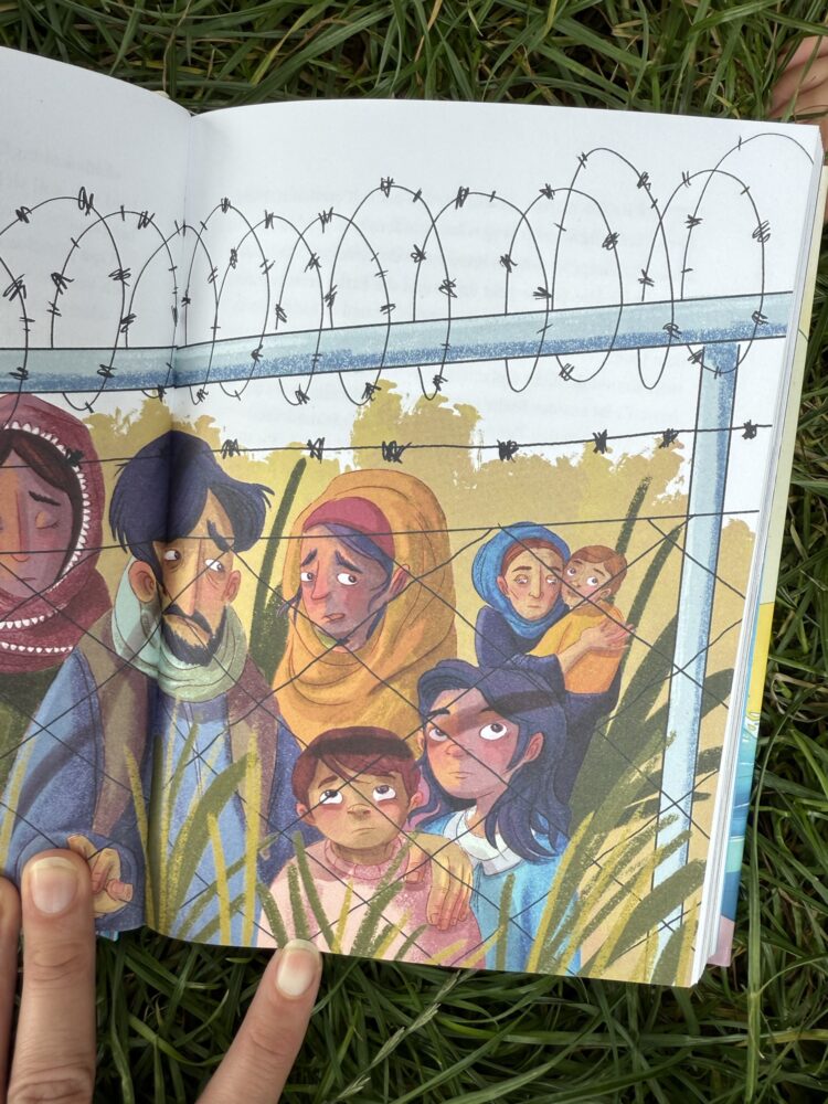 Illustration zeigt eine Gruppe von Menschen hinter einem Stacheldrahtzaun in einem Buch.
