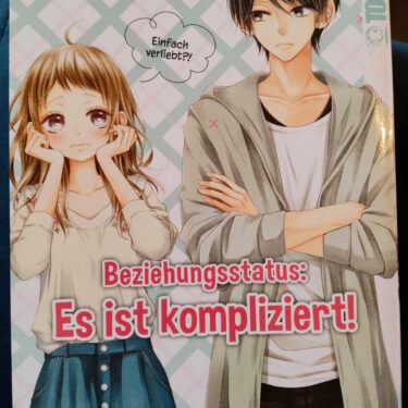 Cover eines Mangas mit zwei Charakteren, einem Jungen und einem Mädchen, die nebeneinander stehen.