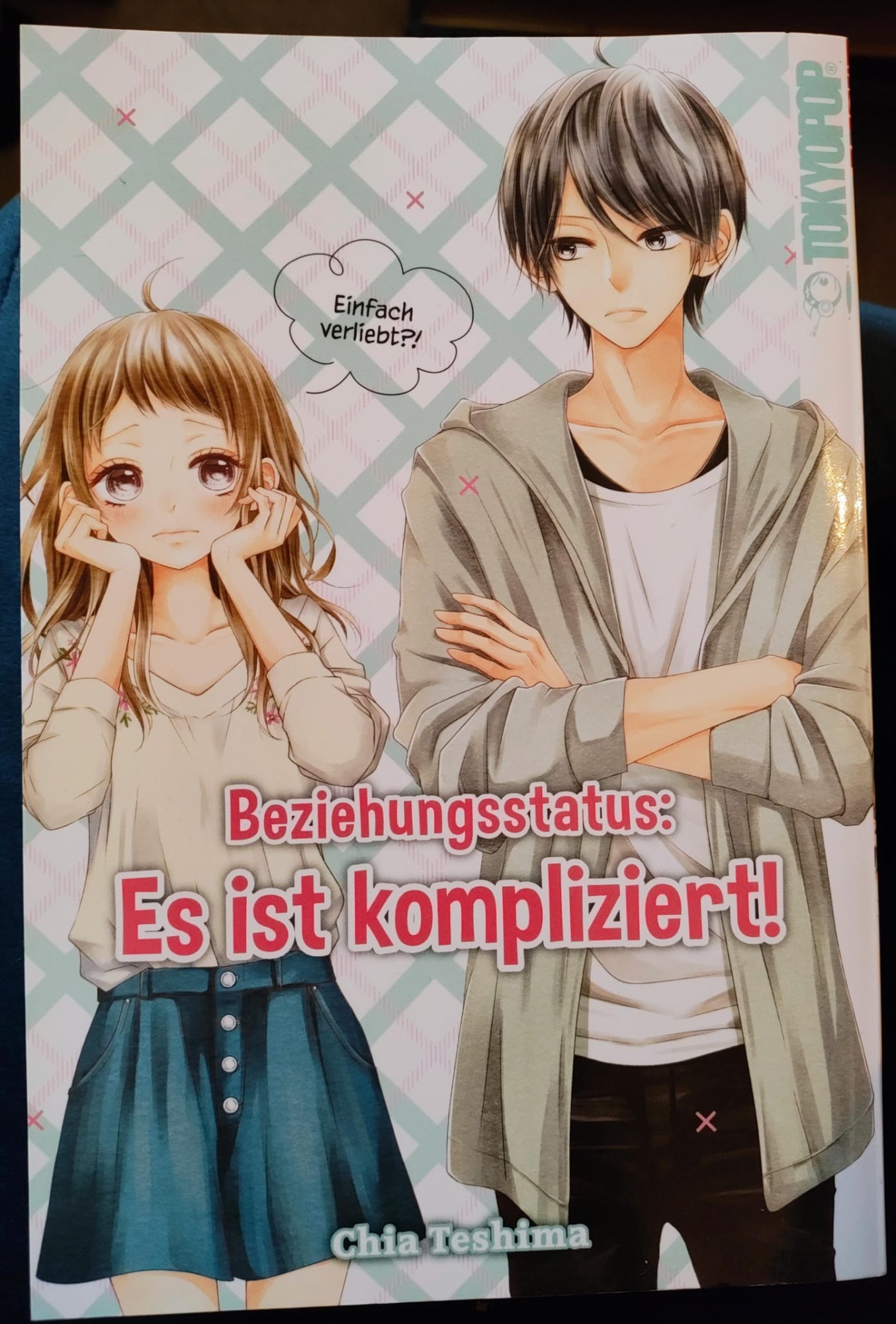 Cover eines Mangas mit zwei Charakteren, einem Jungen und einem Mädchen, die nebeneinander stehen.