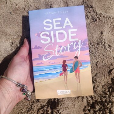 Buchcover mit dem Titel 'Seaside Story' von Stefanie Neeb, das zwei Personen am Strand zeigt.