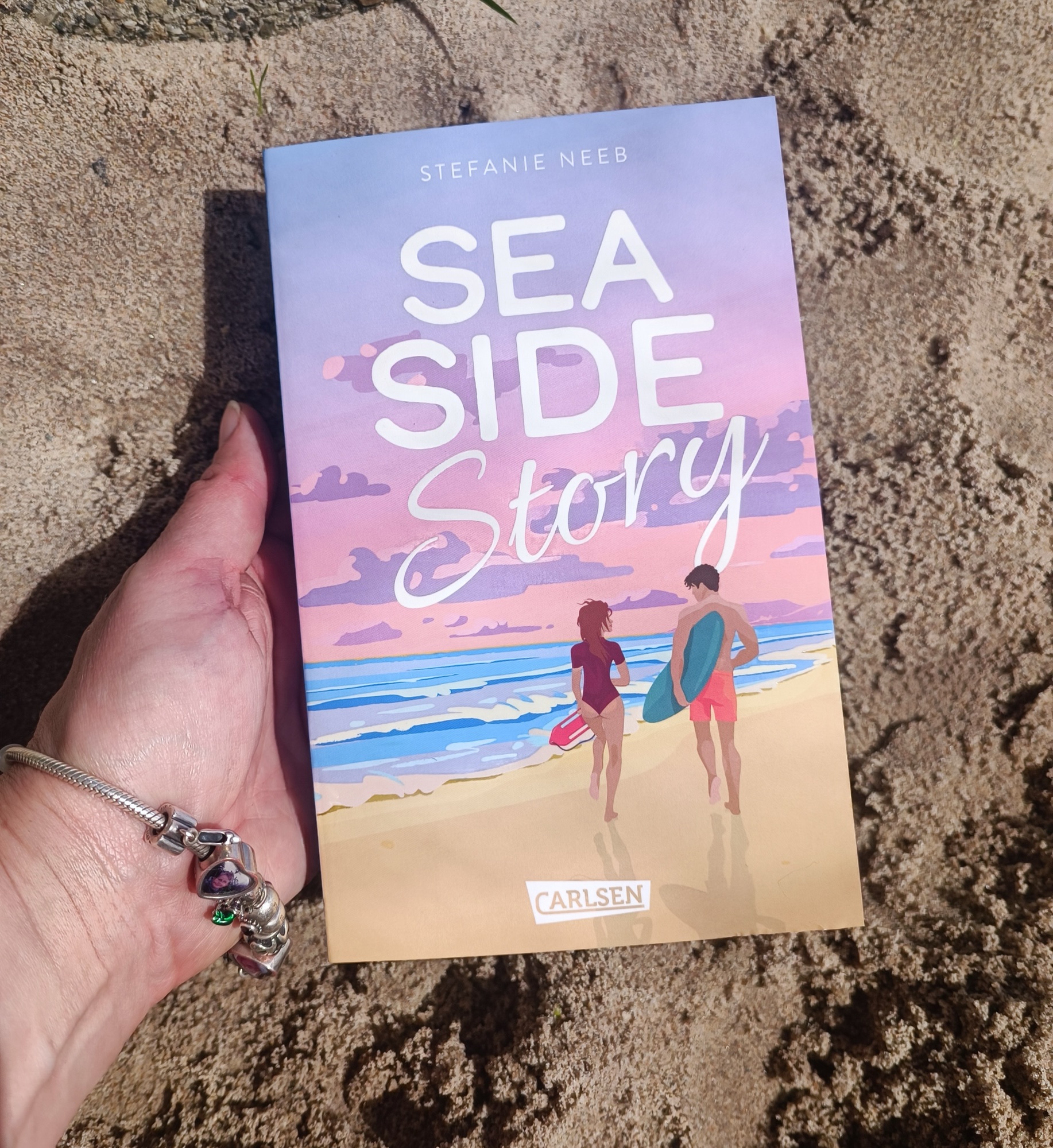 Buchcover mit dem Titel 'Seaside Story' von Stefanie Neeb, das zwei Personen am Strand zeigt.