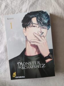 Cover des Manga 'Monster im Schafspelz' Band 1 mit einem männlichen Charakter, der eine Zigarette raucht.
