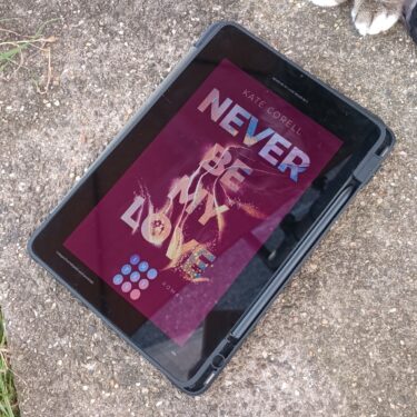 E-Book Cover mit dem Titel 'Never Be Mix Love' von Kate Copell auf einem Tablet.