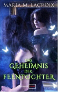 Maria M. Lacroix Das Geheimnis der Feentochter Buchcover zeigt Nessya und Cathal in dunklem Blauton, leuchtende Feenflügel und eine geheimnisvolle, magische Atmosphäre