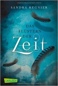Sandra Regnier – Das Flüstern der Zeit Buchcover in Blautönen mit Feder-Illustrationen, zentral gesetzter Titel, Carlsen-Logo unten links, mystischer Hintergrund